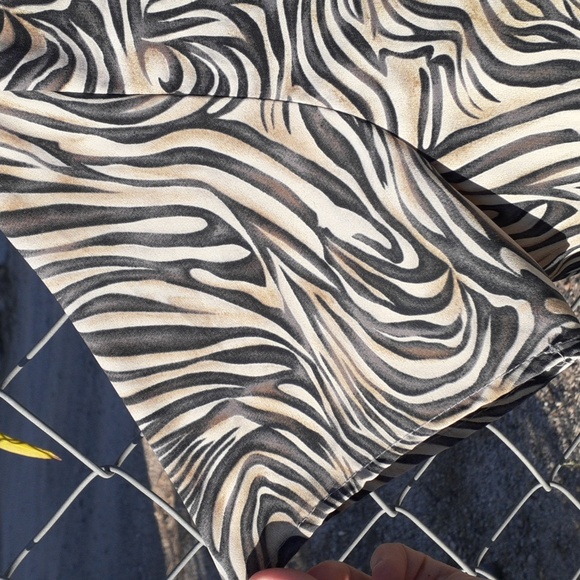 T.R. Bentley Polyester Animal Print Button Up Shirt, Size L - Picture 9 of 10